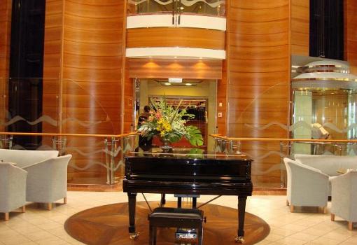 Detalle del Lobby con el Piano y los ascensores panoramicos